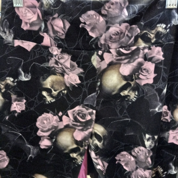 Killstar gorgeous super soft gothic femme crushed velvet dark floral leggings - Picture 4 of 7